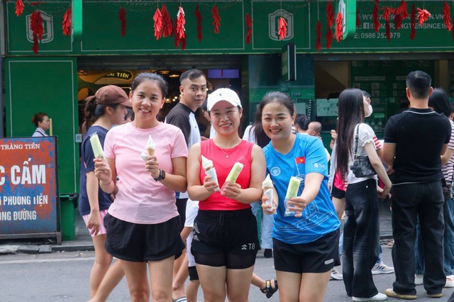 Ngày cuối tiếc nuối ở số 35 Tràng Tiền: "Tạm biệt nơi em được bố cho đi ăn kem khi được 10 điểm toán đầu tiên" - Ảnh 4.