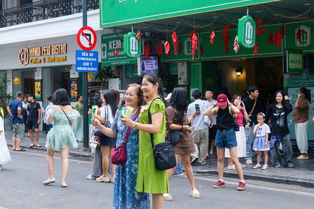 Ngày cuối tiếc nuối ở số 35 Tràng Tiền: "Tạm biệt nơi em được bố cho đi ăn kem khi được 10 điểm toán đầu tiên" - Ảnh 29.