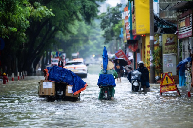 To&agrave;n cảnh H&agrave; Nội ngập sau trận mưa suốt đ&ecirc;m: Những ai đi l&agrave;m s&aacute;ng nay lưu &yacute; c&aacute;c tuyến đường n&agrave;y! - Ảnh 7.