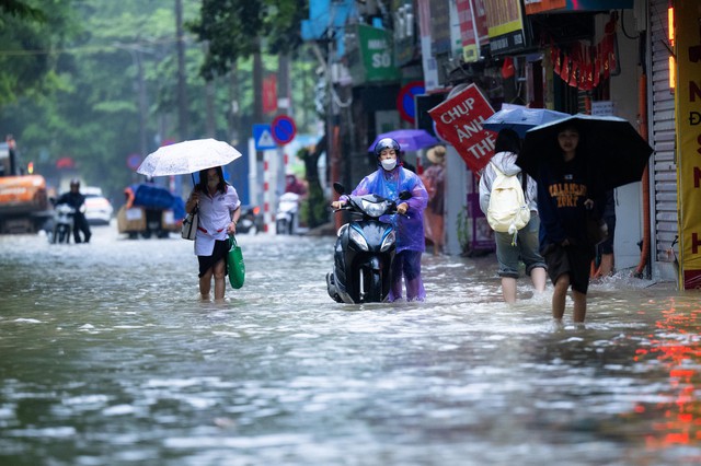 To&agrave;n cảnh H&agrave; Nội ngập sau trận mưa suốt đ&ecirc;m: Những ai đi l&agrave;m s&aacute;ng nay lưu &yacute; c&aacute;c tuyến đường n&agrave;y! - Ảnh 6.
