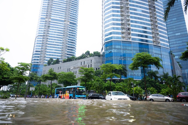 To&agrave;n cảnh H&agrave; Nội ngập sau trận mưa suốt đ&ecirc;m: Những ai đi l&agrave;m s&aacute;ng nay lưu &yacute; c&aacute;c tuyến đường n&agrave;y! - Ảnh 9.