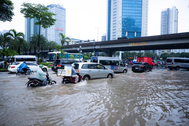 To&agrave;n cảnh H&agrave; Nội ngập sau trận mưa suốt đ&ecirc;m: Những ai đi l&agrave;m s&aacute;ng nay lưu &yacute; c&aacute;c tuyến đường n&agrave;y! - Ảnh 12.