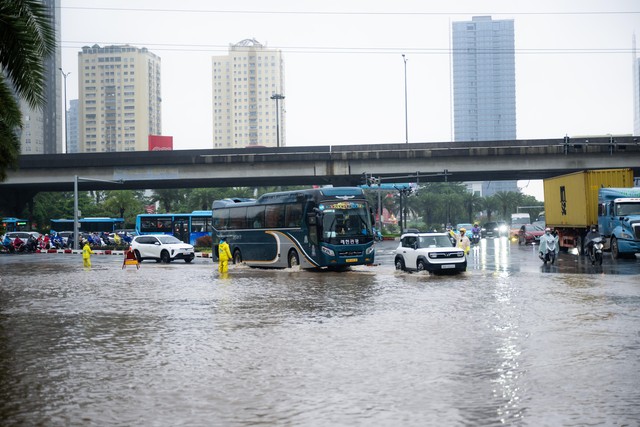 To&agrave;n cảnh H&agrave; Nội ngập sau trận mưa suốt đ&ecirc;m: Những ai đi l&agrave;m s&aacute;ng nay lưu &yacute; c&aacute;c tuyến đường n&agrave;y! - Ảnh 13.