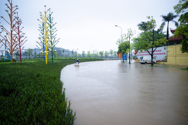To&agrave;n cảnh H&agrave; Nội ngập sau trận mưa suốt đ&ecirc;m: Những ai đi l&agrave;m s&aacute;ng nay lưu &yacute; c&aacute;c tuyến đường n&agrave;y! - Ảnh 14.