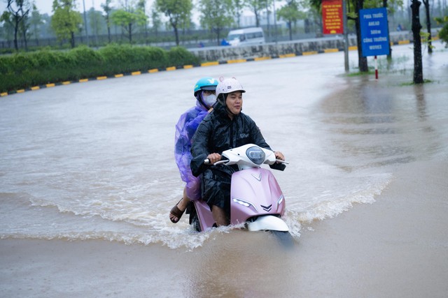 To&agrave;n cảnh H&agrave; Nội ngập sau trận mưa suốt đ&ecirc;m: Những ai đi l&agrave;m s&aacute;ng nay lưu &yacute; c&aacute;c tuyến đường n&agrave;y! - Ảnh 15.