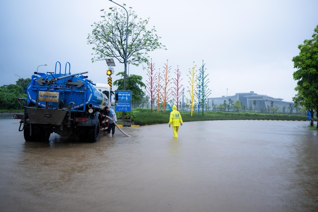 To&agrave;n cảnh H&agrave; Nội ngập sau trận mưa suốt đ&ecirc;m: Những ai đi l&agrave;m s&aacute;ng nay lưu &yacute; c&aacute;c tuyến đường n&agrave;y! - Ảnh 16.