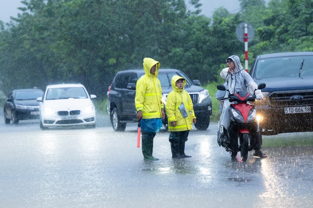 To&agrave;n cảnh H&agrave; Nội ngập sau trận mưa suốt đ&ecirc;m: Những ai đi l&agrave;m s&aacute;ng nay lưu &yacute; c&aacute;c tuyến đường n&agrave;y! - Ảnh 21.