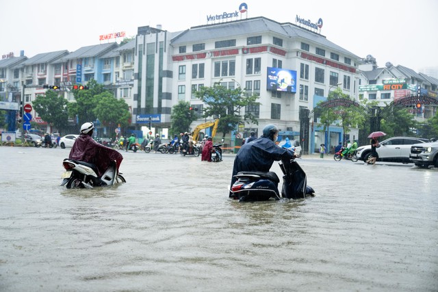 Toàn cảnh Hà Nội ngập sau trận mưa suốt đêm: Những ai đi làm sáng nay lưu ý các tuyến đường này! - Ảnh 1.