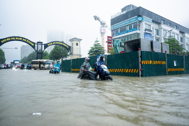 Toàn cảnh Hà Nội ngập sau trận mưa suốt đêm: Những ai đi làm sáng nay lưu ý các tuyến đường này! - Ảnh 4.