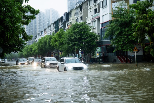 Toàn cảnh Hà Nội ngập sau trận mưa suốt đêm: Những ai đi làm sáng nay lưu ý các tuyến đường này! - Ảnh 9.