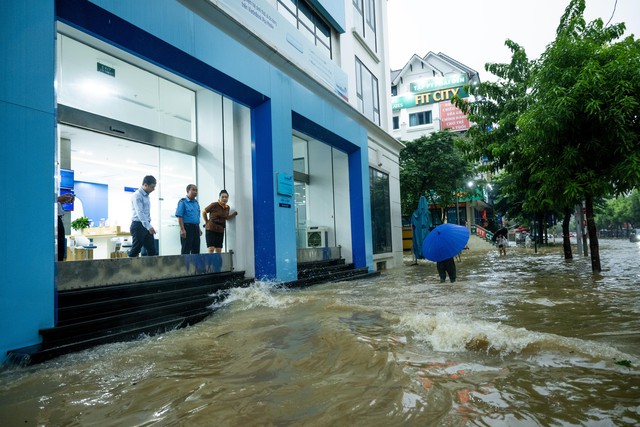 Toàn cảnh Hà Nội ngập sau trận mưa suốt đêm: Những ai đi làm sáng nay lưu ý các tuyến đường này! - Ảnh 10.
