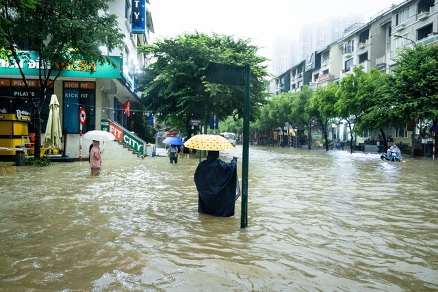 Toàn cảnh Hà Nội ngập sau trận mưa suốt đêm: Những ai đi làm sáng nay lưu ý các tuyến đường này! - Ảnh 11.
