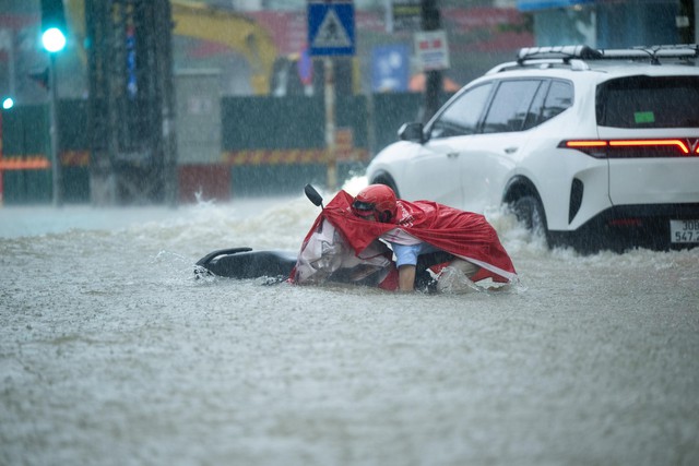 Toàn cảnh Hà Nội ngập sau trận mưa suốt đêm: Những ai đi làm sáng nay lưu ý các tuyến đường này! - Ảnh 20.