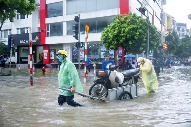 Toàn cảnh Hà Nội ngập sau trận mưa suốt đêm: Những ai đi làm sáng nay lưu ý các tuyến đường này! - Ảnh 29.