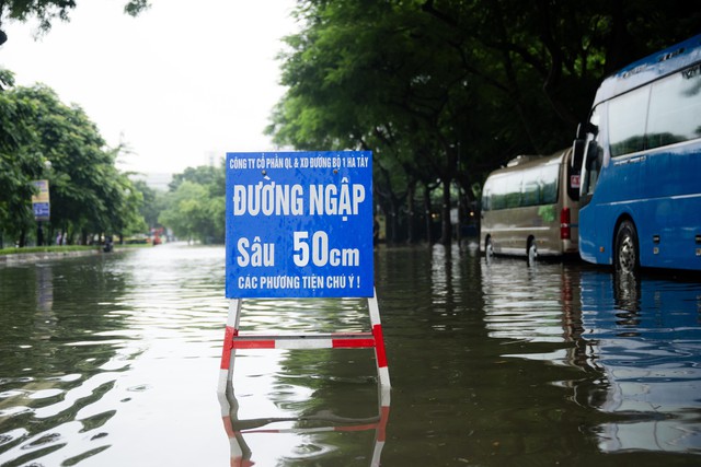 To&agrave;n cảnh H&agrave; Nội ngập sau trận mưa suốt đ&ecirc;m: Những ai đi l&agrave;m s&aacute;ng nay lưu &yacute; c&aacute;c tuyến đường n&agrave;y! - Ảnh 1.