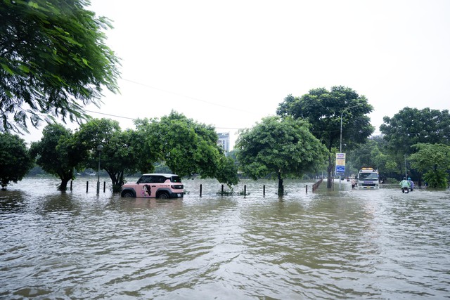 To&agrave;n cảnh H&agrave; Nội ngập sau trận mưa suốt đ&ecirc;m: Những ai đi l&agrave;m s&aacute;ng nay lưu &yacute; c&aacute;c tuyến đường n&agrave;y! - Ảnh 2.