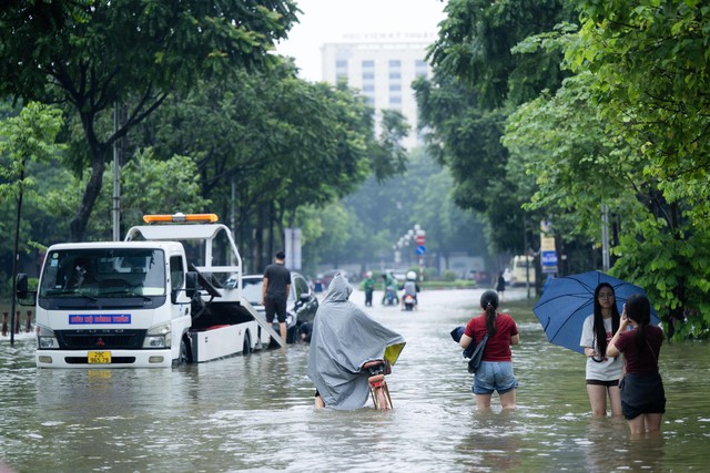To&agrave;n cảnh H&agrave; Nội ngập sau trận mưa suốt đ&ecirc;m: Những ai đi l&agrave;m s&aacute;ng nay lưu &yacute; c&aacute;c tuyến đường n&agrave;y! - Ảnh 4.