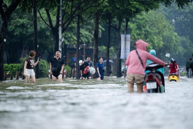 To&agrave;n cảnh H&agrave; Nội ngập sau trận mưa suốt đ&ecirc;m: Những ai đi l&agrave;m s&aacute;ng nay lưu &yacute; c&aacute;c tuyến đường n&agrave;y! - Ảnh 6.