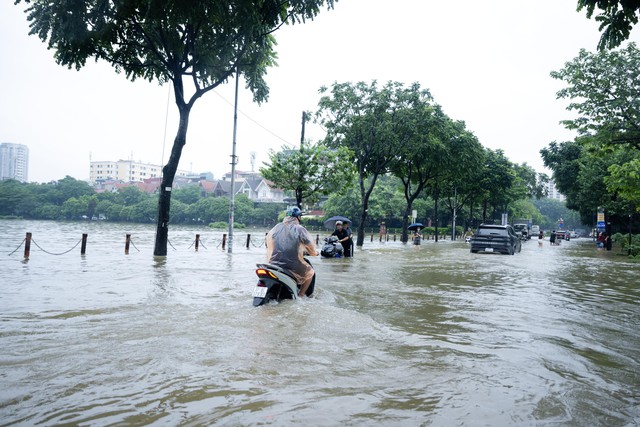 To&agrave;n cảnh H&agrave; Nội ngập sau trận mưa suốt đ&ecirc;m: Những ai đi l&agrave;m s&aacute;ng nay lưu &yacute; c&aacute;c tuyến đường n&agrave;y! - Ảnh 10.