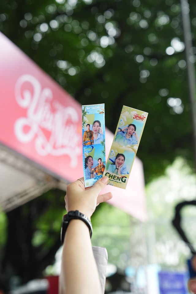 Người trẻ đến Văn Miếu &ldquo;xin v&iacute;a&rdquo; học h&agrave;nh, c&ocirc;ng việc: Booth Fandom Y&ecirc;u Nước c&oacute; g&igrave; m&agrave; đ&ocirc;ng kh&aacute;ch? - Ảnh 10.