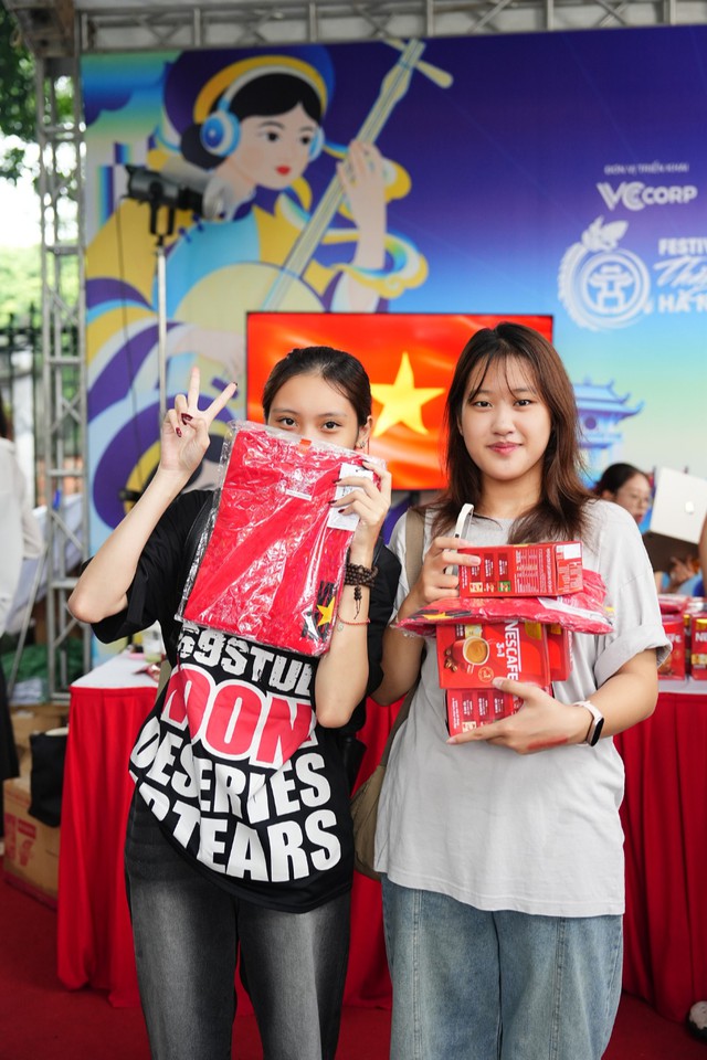 Người trẻ đến Văn Miếu &ldquo;xin v&iacute;a&rdquo; học h&agrave;nh, c&ocirc;ng việc: Booth Fandom Y&ecirc;u Nước c&oacute; g&igrave; m&agrave; đ&ocirc;ng kh&aacute;ch? - Ảnh 23.