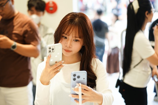 Người d&ugrave;ng Việt h&aacute;o hức nhận iPhone 18 Pro, Pro Max ngay ng&agrave;y đầu mở b&aacute;n - Ảnh 12.