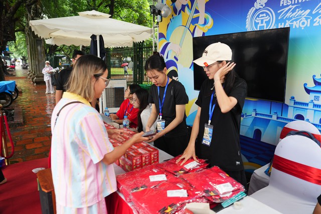 Người trẻ đến Văn Miếu &ldquo;xin v&iacute;a&rdquo; học h&agrave;nh, c&ocirc;ng việc: Booth Fandom Y&ecirc;u Nước c&oacute; g&igrave; m&agrave; đ&ocirc;ng kh&aacute;ch? - Ảnh 21.