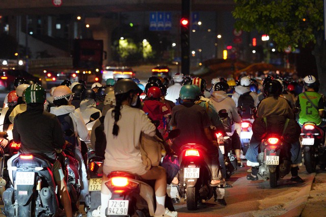 Cảnh tượng trên đường phố lúc này thay cho thông báo: Hết lễ, mai đi làm! - Ảnh 26.