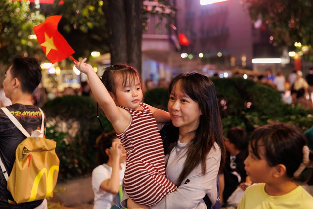 Pháo hoa rực sáng trên bầu trời mừng Quốc khánh 2/9 - Ảnh 25.