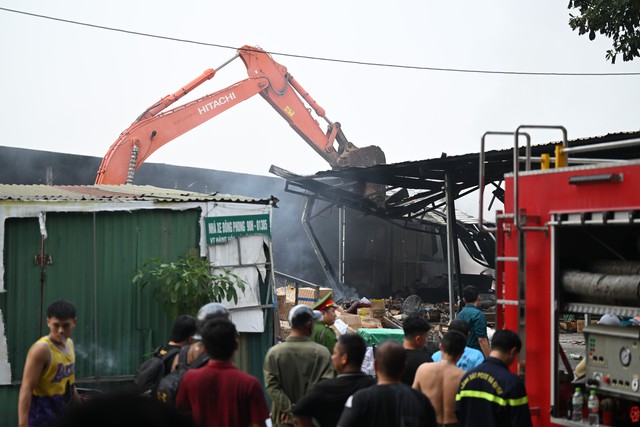Ch&aacute;y kho h&agrave;ng gần ch&acirc;n cầu Vĩnh Tuy (H&agrave; Nội), h&agrave;ng chục người b&ecirc; đồ di tản - Ảnh 6.