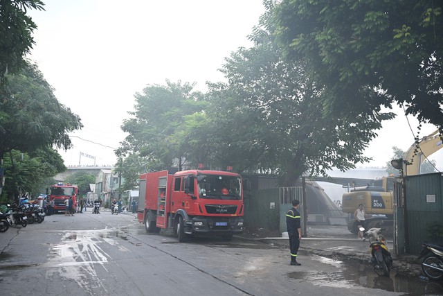 Ch&aacute;y kho h&agrave;ng gần ch&acirc;n cầu Vĩnh Tuy (H&agrave; Nội), h&agrave;ng chục người b&ecirc; đồ di tản - Ảnh 23.