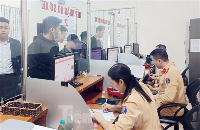 Thông tin mới liên quan đến việc cấp đổi, cấp lại giấy phép lái xe mà người dân Hà Nội cần nắm rõ - Ảnh 1.