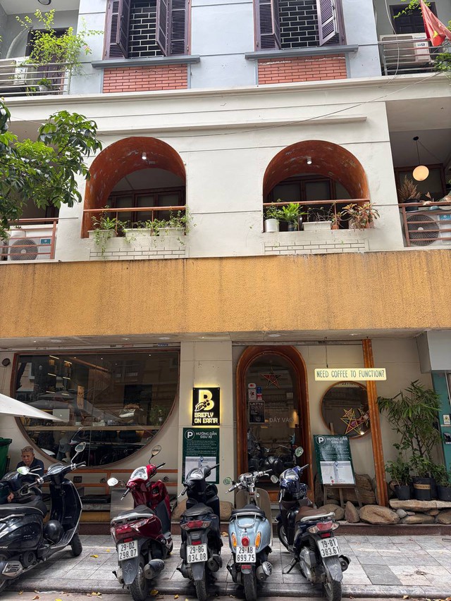 Đêm Trung thu: Hàng Mã chìm trong biển người, cấm xe 24/24, TP.HCM mưa vừa ngớt giới trẻ liền xuống đường - Ảnh 9.