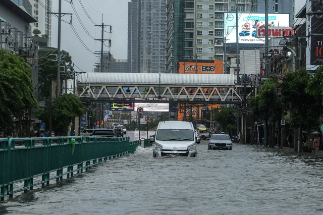 V&igrave; sao giữa đợt ngập lụt ở Bangkok lại xuất hiện loạt ảnh h&agrave;ng qu&aacute;n biến th&agrave;nh hồ bơi, kh&aacute;ch n&acirc;ng ly giữa đ&agrave;n vịt cao su? - Ảnh 1.