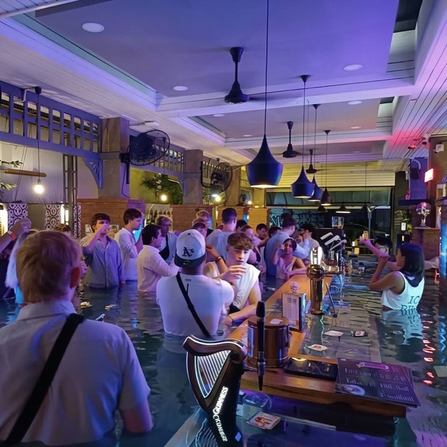 V&igrave; sao giữa đợt ngập lụt ở Bangkok lại xuất hiện loạt ảnh h&agrave;ng qu&aacute;n biến th&agrave;nh hồ bơi, kh&aacute;ch n&acirc;ng ly giữa đ&agrave;n vịt cao su? - Ảnh 2.