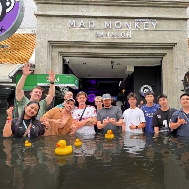 V&igrave; sao giữa đợt ngập lụt ở Bangkok lại xuất hiện loạt ảnh h&agrave;ng qu&aacute;n biến th&agrave;nh hồ bơi, kh&aacute;ch n&acirc;ng ly giữa đ&agrave;n vịt cao su? - Ảnh 3.