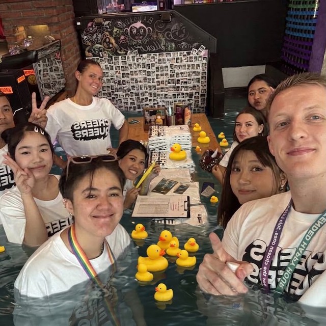 V&igrave; sao giữa đợt ngập lụt ở Bangkok lại xuất hiện loạt ảnh h&agrave;ng qu&aacute;n biến th&agrave;nh hồ bơi, kh&aacute;ch n&acirc;ng ly giữa đ&agrave;n vịt cao su? - Ảnh 4.