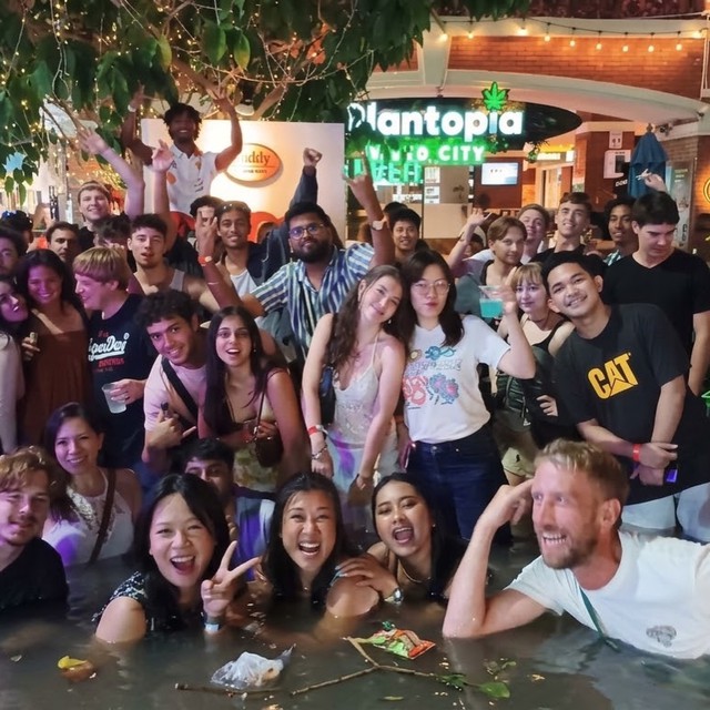 V&igrave; sao giữa đợt ngập lụt ở Bangkok lại xuất hiện loạt ảnh h&agrave;ng qu&aacute;n biến th&agrave;nh hồ bơi, kh&aacute;ch n&acirc;ng ly giữa đ&agrave;n vịt cao su? - Ảnh 6.