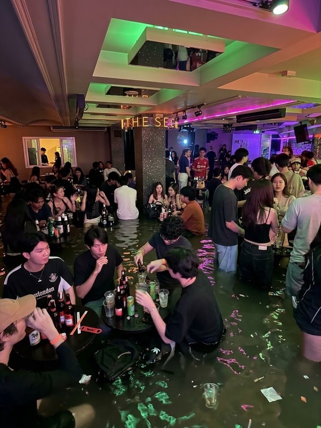 V&igrave; sao giữa đợt ngập lụt ở Bangkok lại xuất hiện loạt ảnh h&agrave;ng qu&aacute;n biến th&agrave;nh hồ bơi, kh&aacute;ch n&acirc;ng ly giữa đ&agrave;n vịt cao su? - Ảnh 5.