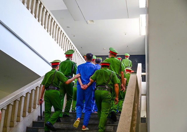 "B&agrave; tr&ugrave;m" Mai Anh c&ugrave;ng hơn 60 bị c&aacute;o trong vụ &aacute;n xảy ra tại Viện Ph&aacute;p y t&acirc;m thần Trung ương hầu t&ograve;a- Ảnh 5.