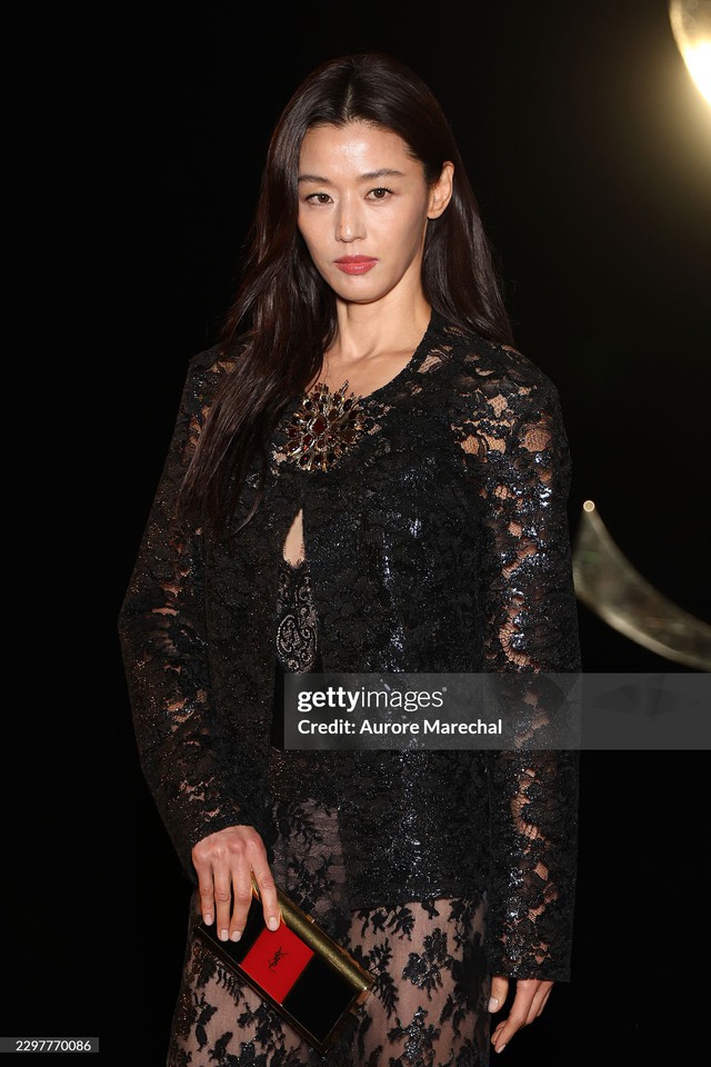 Ros&eacute; b&ugrave;ng nổ "b&aacute; kh&iacute;", mợ chảnh Jun Ji Hyun xuất sắc hơn mong đợi nhờ nền văn minh Saint Laurent- Ảnh 7.