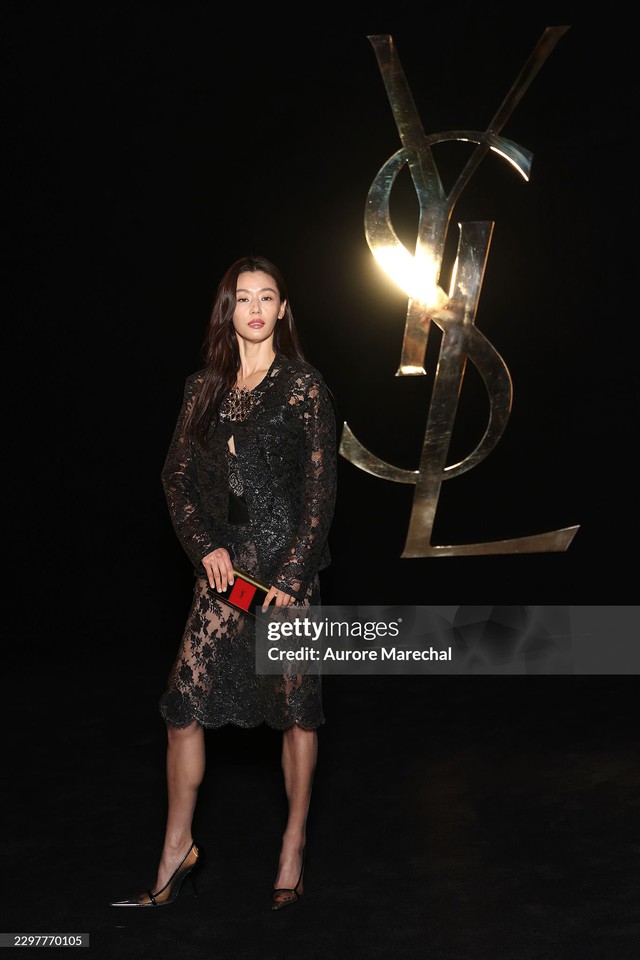 Ros&eacute; b&ugrave;ng nổ "b&aacute; kh&iacute;", mợ chảnh Jun Ji Hyun xuất sắc hơn mong đợi nhờ nền văn minh Saint Laurent- Ảnh 8.