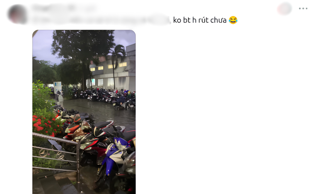 Dân văn phòng ở TP.HCM tối 30/9: Ra về lúc 18h đến 21h vẫn đứng trên đường - Ảnh 2.