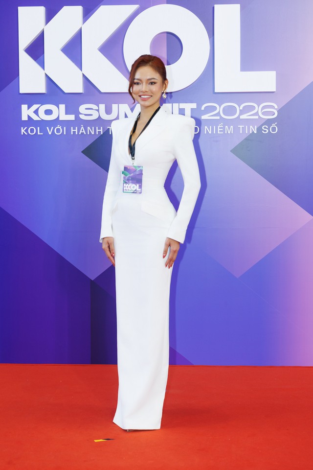 Hương Giang, H'Hen Ni&ecirc;, Thiều Bảo Tr&acirc;m khoe sắc tưng bừng, Song Lu&acirc;n - H&ugrave;ng Huỳnh đẹp chấp cam thường đổ bộ KOL Summit 2026 - Ảnh 6.