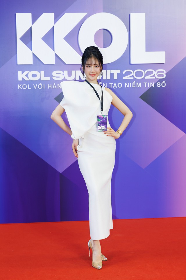 Hương Giang, H'Hen Ni&ecirc;, Thiều Bảo Tr&acirc;m khoe sắc tưng bừng, Song Lu&acirc;n - H&ugrave;ng Huỳnh đẹp chấp cam thường đổ bộ KOL Summit 2026 - Ảnh 9.