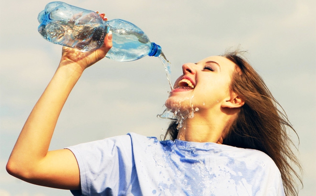 Phát hiện gây sốc: Con người đang uống nước tiểu khủng long