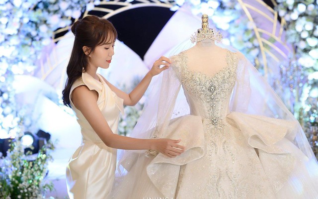 Lộng lẫy và nổi bật trong ngày cưới với váy cô dâu thương hiệu Việt