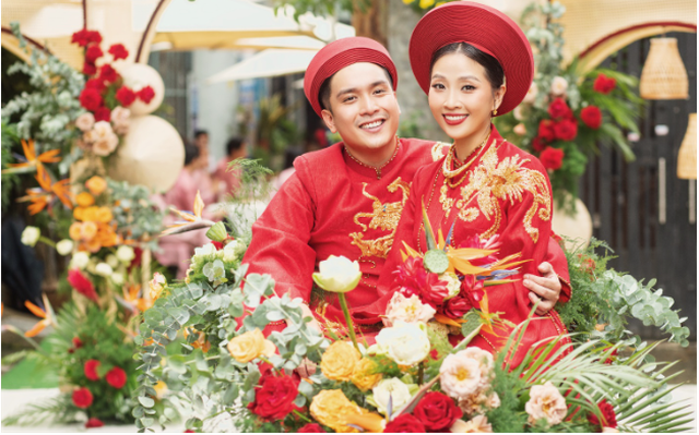 Lễ gia tiên là một trong những nghi thức truyền thống quan trọng trong đời sống gia đình Việt. Hình ảnh lễ gia tiên đem đến cho người xem sự trang trọng, tâm linh và hiểu rõ hơn về tôn giáo và phong tục của dân tộc ta.