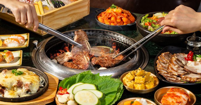 Hãy ghé thăm những nhà hàng Hàn Quốc để thưởng thức Buffet thịt nướng Hàn Quốc đặc sắc vào mùa Giáng Sinh. Với các món ăn chất lượng và điểm tâm đầy đặn, bạn sẽ không muốn bỏ qua cơ hội này để thưởng thức những món ăn tuyệt vời này. Chúc các bạn có một kỳ nghỉ vui vẻ và ngon miệng!