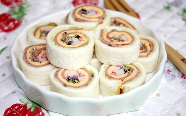 Sandwich cuộn tròn vo đầy dinh dưỡng